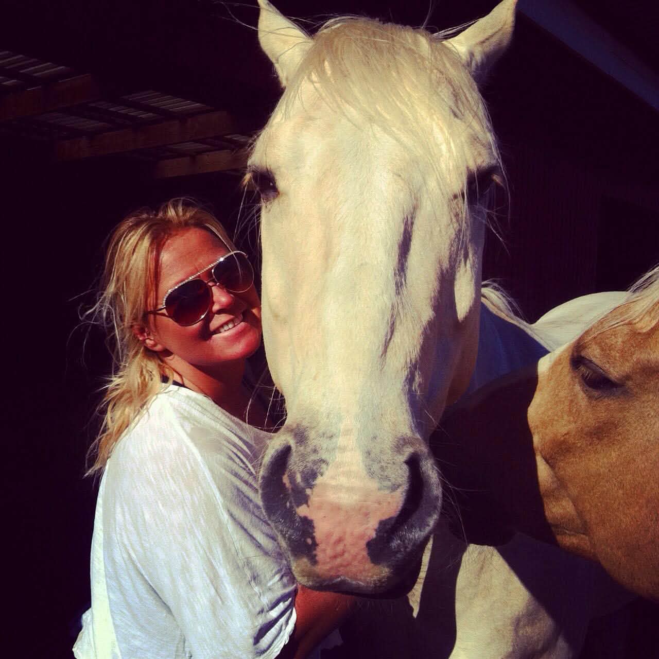 Porträtt av Malin Matson, grundare och hästterapeut på EquiCare